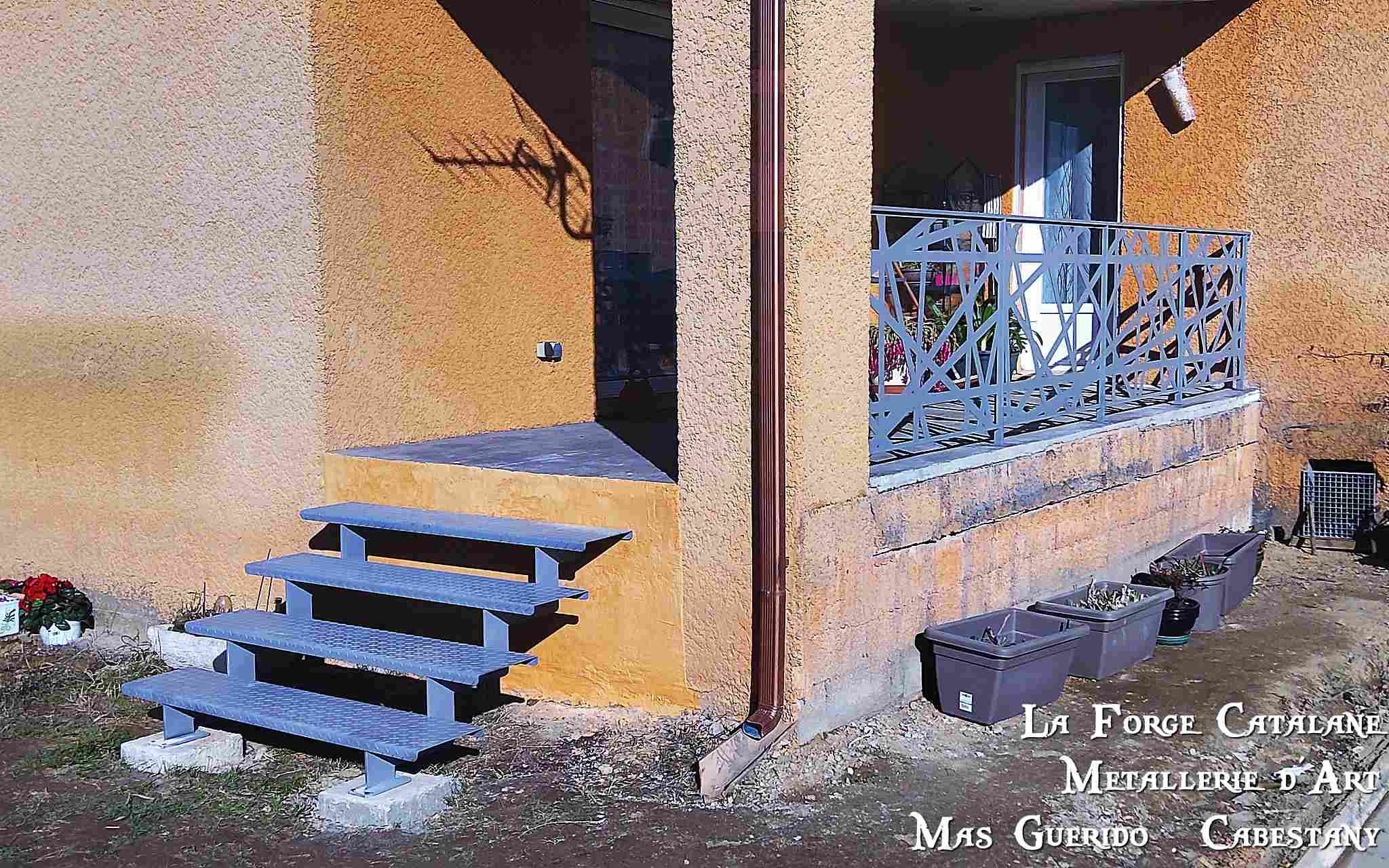 escalier en tole larme double limons cremailleres avec gardes corps en decoupe laser forge catalane.jpg